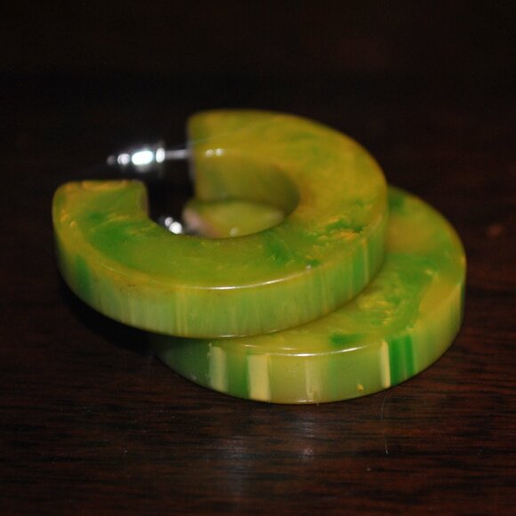 Vintage Marbled Green & Yellow Bakelite Hoop Earrings - Picture 3 of 11